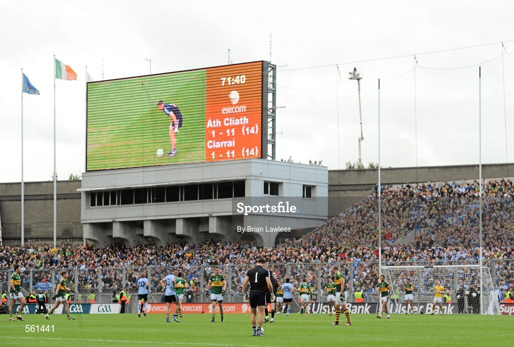 18 September 2011; Dublin goalkeeper Stephen Cluxton prepares to kick the winning point in extra time from a free kick. GAA Football All-Ireland Senior Championship Final, Kerry v Dublin, Croke Park, Dublin. Picture credit: Brian Lawless / SPORTSFILE