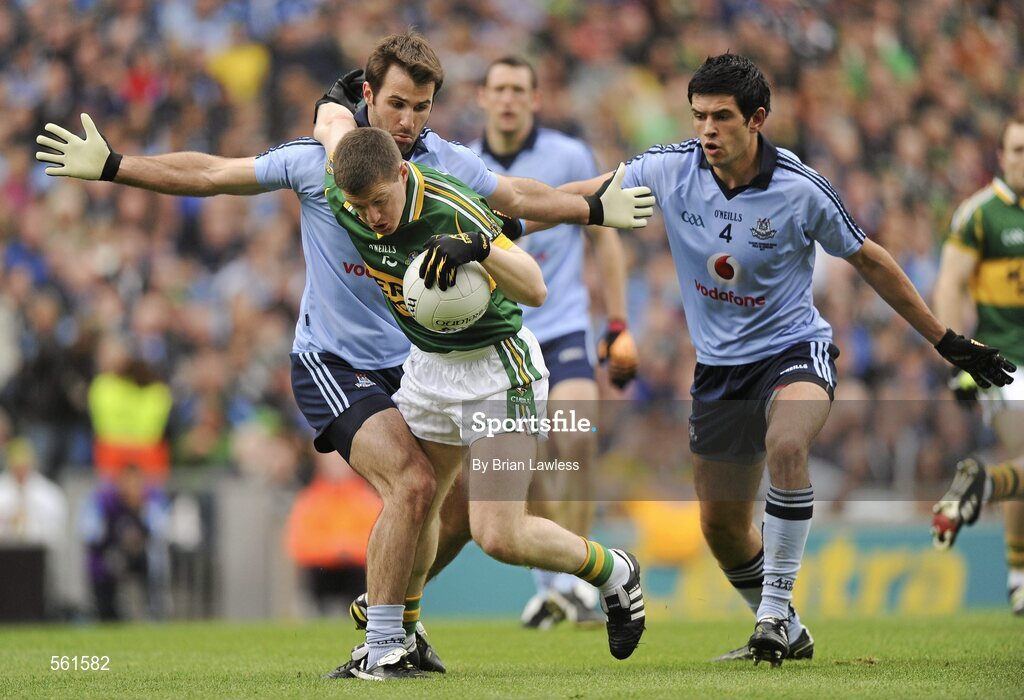 18 September 2011; Kieran O'Leary, Kerry, in action against Cian O'Sullivan, right, and Bryan Cullen, Dublin. GAA Football All-Ireland Senior Championship Final, Kerry v Dublin, Croke Park, Dublin. Picture credit: Brian Lawless / SPORTSFILE