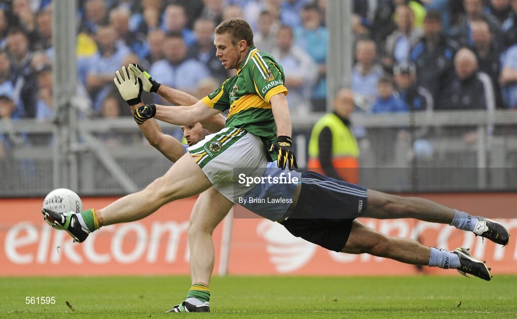 18 September 2011; Tomas O Se, Kerry, in action against Bryan Cullen, Dublin. GAA Football All-Ireland Senior Championship Final, Kerry v Dublin, Croke Park, Dublin. Picture credit: Brian Lawless / SPORTSFILE