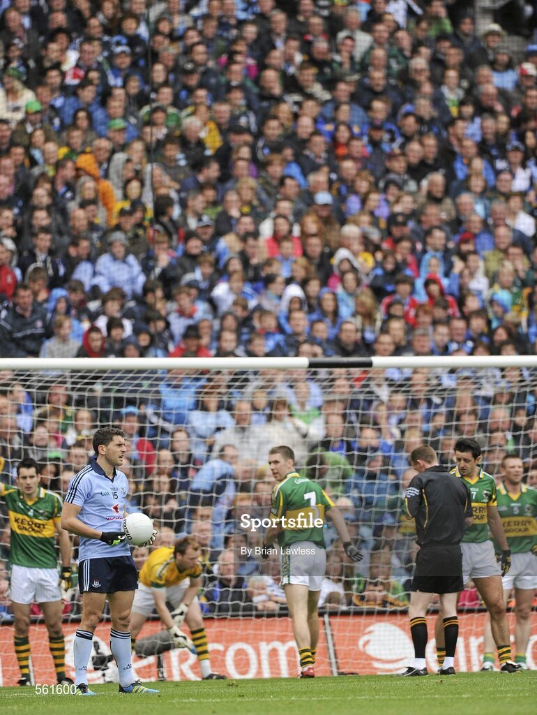 18 September 2011; Bernard Brogan, Dublin, prepares to kick a free. GAA Football All-Ireland Senior Championship Final, Kerry v Dublin, Croke Park, Dublin. Picture credit: Brian Lawless / SPORTSFILE