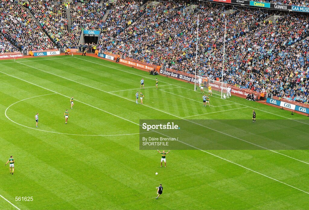 18 September 2011; Stephen Cluxton, Dublin, kicks a free in the first half. GAA Football All-Ireland Senior Championship Final, Kerry v Dublin, Croke Park, Dublin. Picture credit: Dáire Brennan / SPORTSFILE