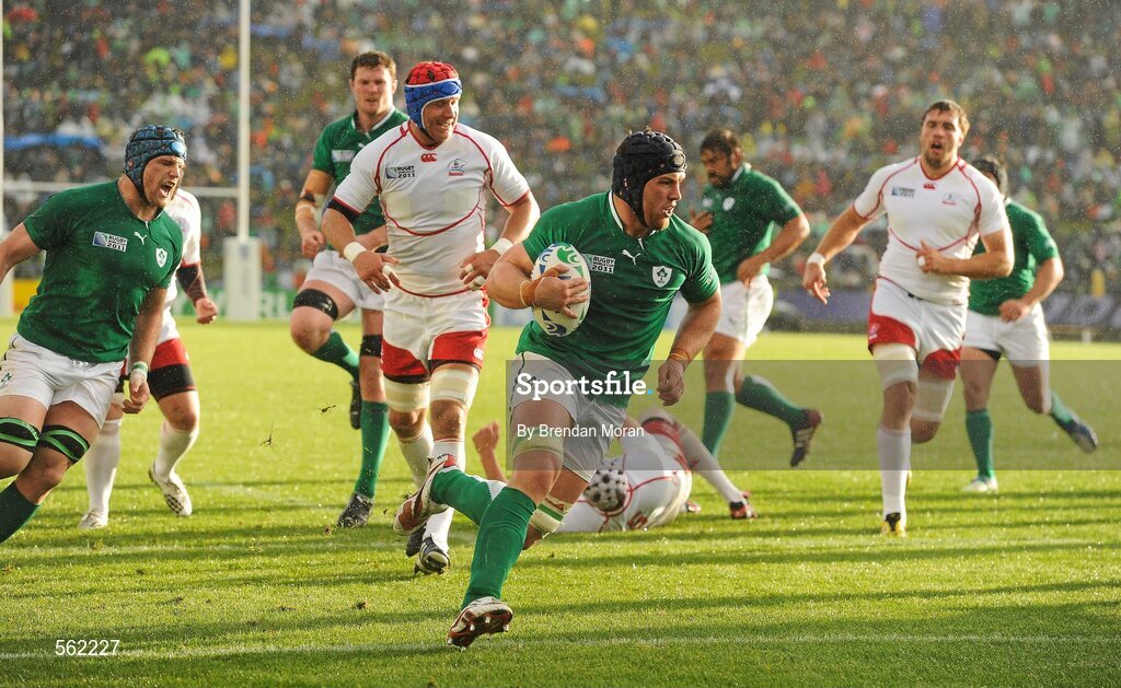 25 September 2011; Ireland's Sean O'Brien runs through to score his side's second try against Russia. 2011 Rugby World Cup, Pool C, Ireland v Russia, Rotorua International Stadium, Rotorua, New Zealand. Picture credit: Brendan Moran / SPORTSFILE