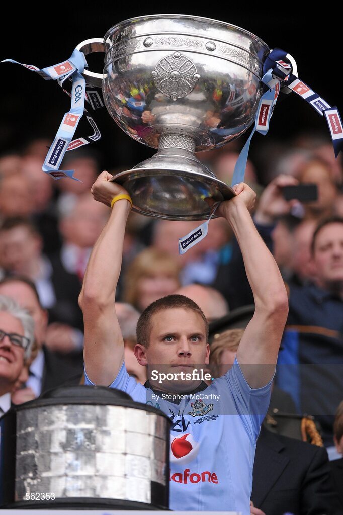 18 September 2011; Tomas Quinn, Dublin, lifts The Sam Maguire Cup. GAA Football All-Ireland Senior Championship Final, Kerry v Dublin, Croke Park, Dublin. Picture credit: Stephen McCarthy / SPORTSFILE