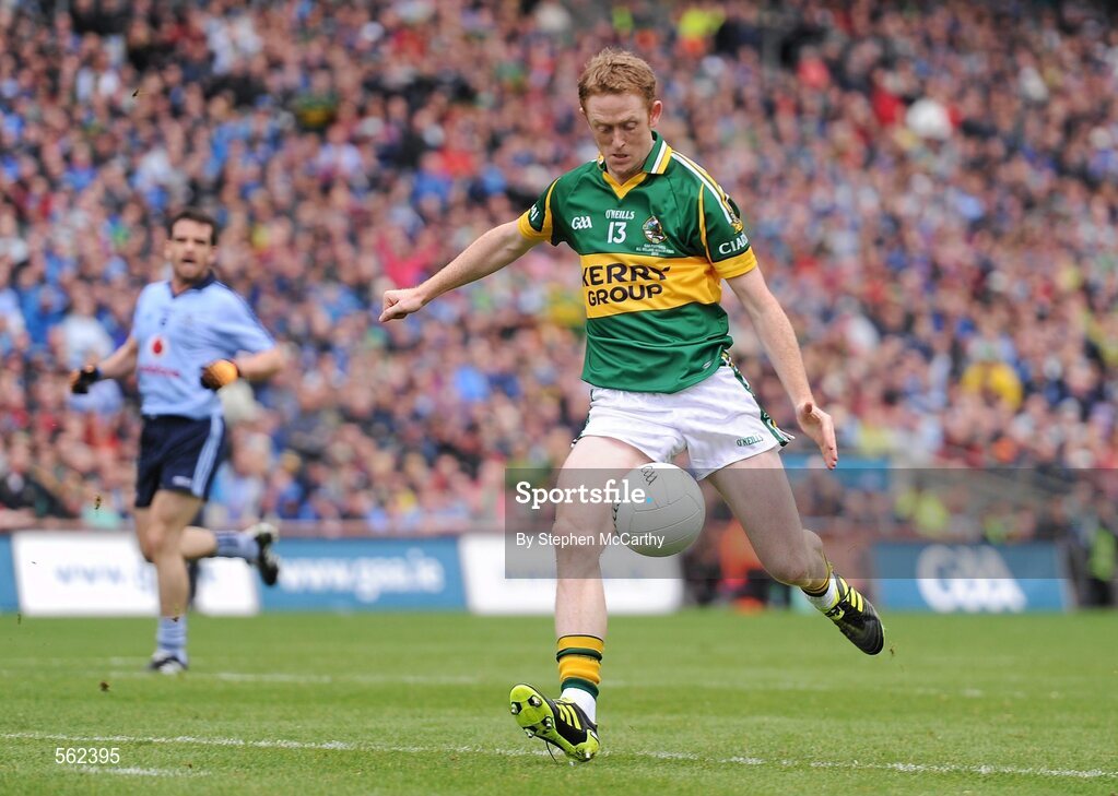18 September 2011; Colm Cooper, Kerry, shoots to score his side's goal. GAA Football All-Ireland Senior Championship Final, Kerry v Dublin, Croke Park, Dublin. Picture credit: Stephen McCarthy / SPORTSFILE