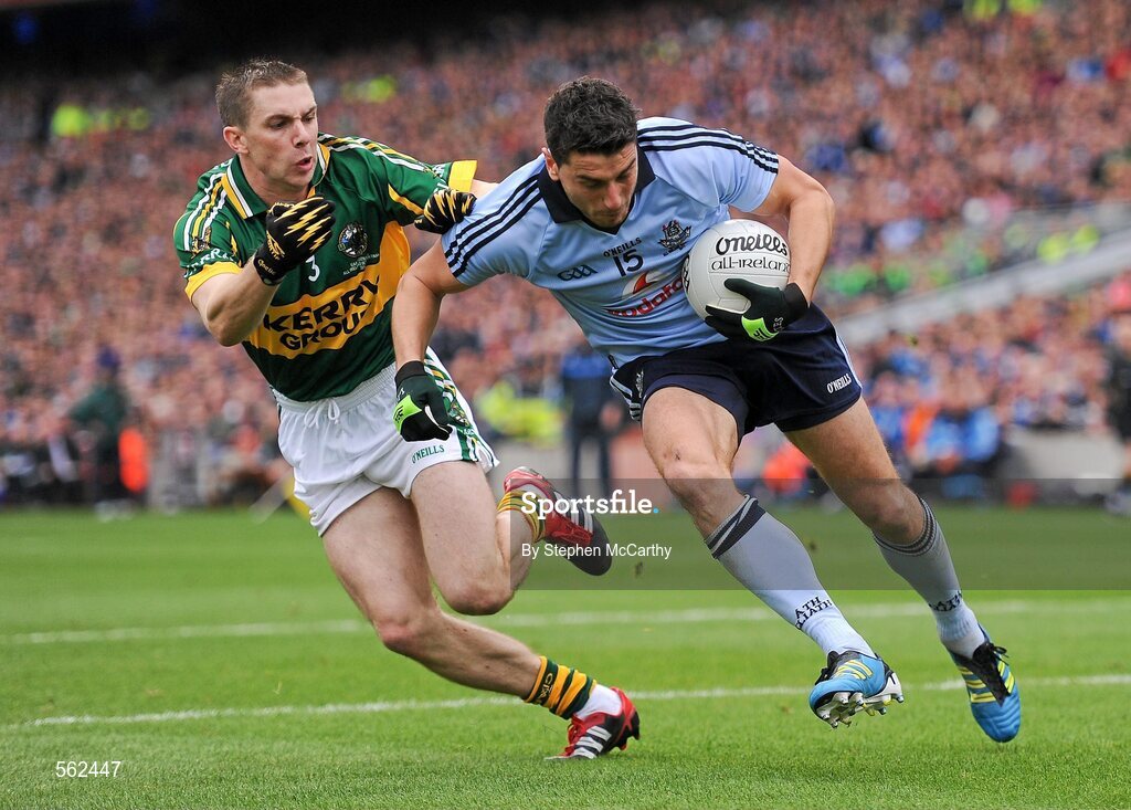 18 September 2011; Bernard Brogan, Dublin, is tackled by Marc O Se, Kerry. GAA Football All-Ireland Senior Championship Final, Kerry v Dublin, Croke Park, Dublin. Picture credit: Stephen McCarthy / SPORTSFILE