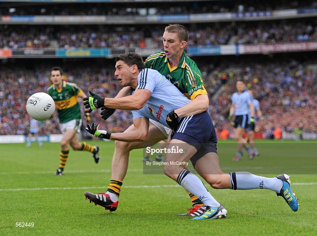 18 September 2011; Bernard Brogan, Dublin, is tackled by Marc O Se, Kerry. GAA Football All-Ireland Senior Championship Final, Kerry v Dublin, Croke Park, Dublin. Picture credit: Stephen McCarthy / SPORTSFILE