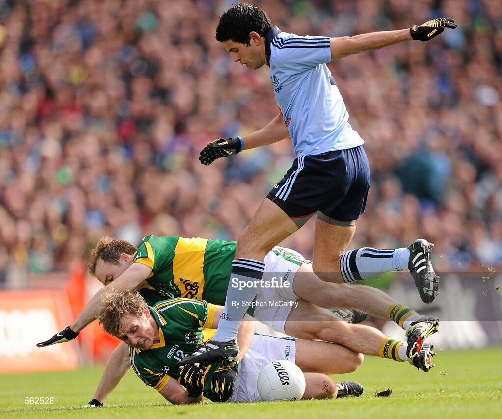 18 September 2011; Donnchadh Walsh and Darran O'Sullivan, Kerry, in action against Cian O'Sullivan, Dublin. GAA Football All-Ireland Senior Championship Final, Kerry v Dublin, Croke Park, Dublin. Picture credit: Stephen McCarthy / SPORTSFILE