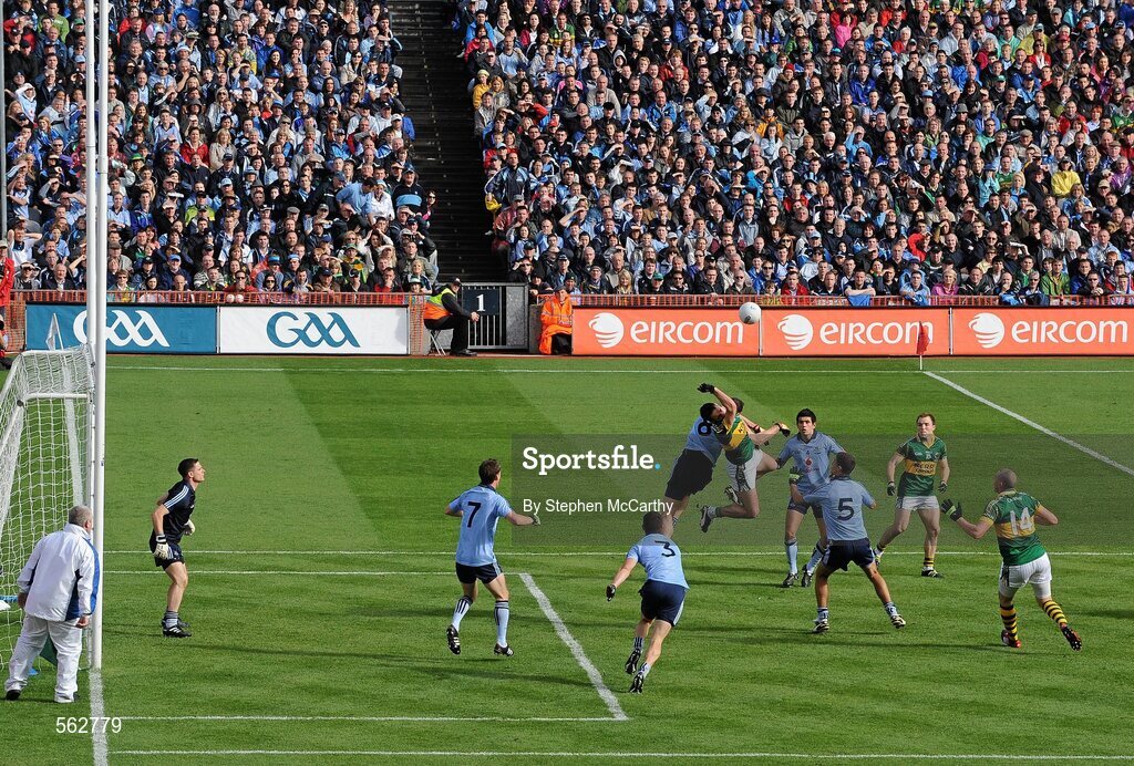 18 September 2011; Players contest possession during the second half. GAA Football All-Ireland Senior Championship Final, Kerry v Dublin, Croke Park, Dublin. Picture credit: Stephen McCarthy / SPORTSFILE