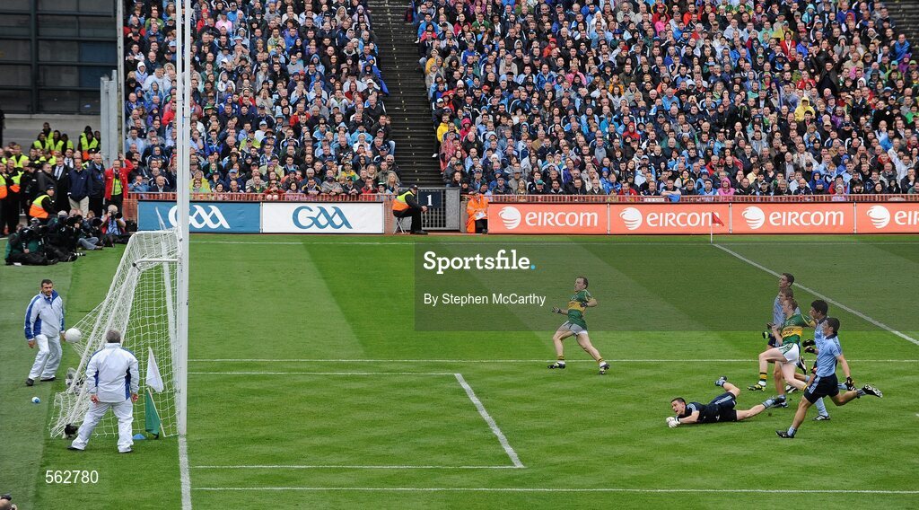 18 September 2011; Colm Cooper, Kerry, scores his side's goal. GAA Football All-Ireland Senior Championship Final, Kerry v Dublin, Croke Park, Dublin. Picture credit: Stephen McCarthy / SPORTSFILE