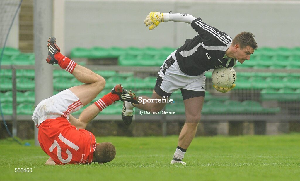 9 October 2011; Kevin Meehan, Clara, gets away from Keith McGuinness, Edenderry. Tullamore Court Hotel Senior Football Final, Clara v Edenderry, O'Connor Park, Tullamore, Co. Offaly. Picture credit: Diarmuid Greene / SPORTSFILE