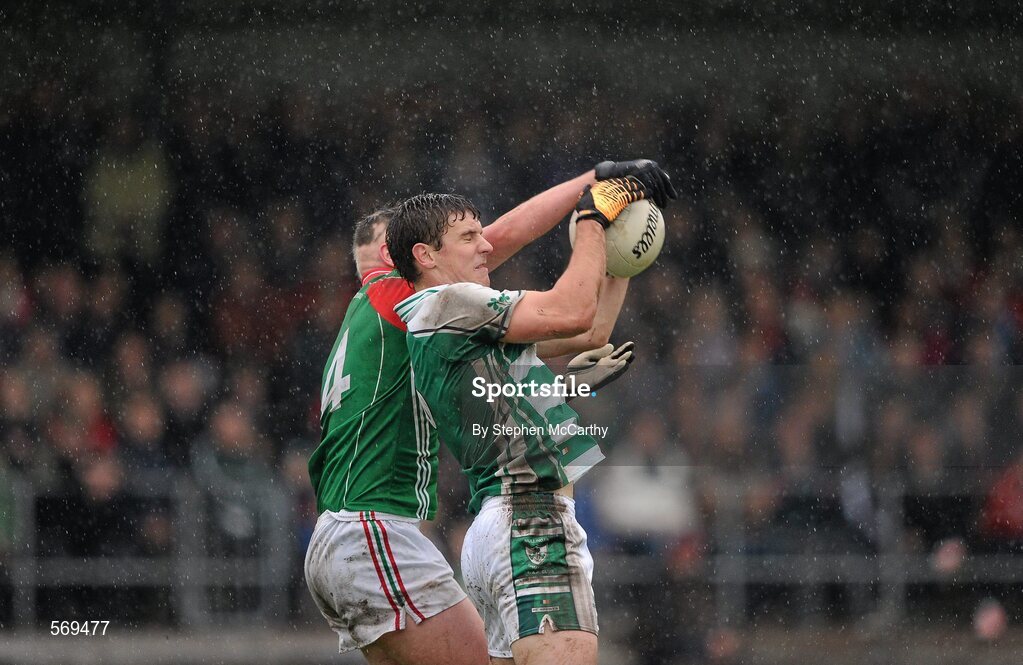 23 October 2011; Kieran Gavin, Mullingar Shamrocks, in action against Patrick Mulvihill, Garrycastle. Westmeath County Senior Football Championship Final, Garrycastle v Mullingar Shamrocks, Cusack Park, Mullingar, Co. Westmeath. Picture credit: Stephen McCarthy / SPORTSFILE