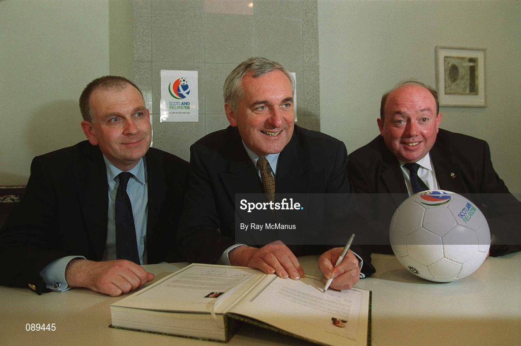 29 May 2002; An Taoiseach Bertie Ahern, T.D., centre, signs the Scotland - Ireland UEFA Euro 2008 Bid in the presence of the Bid Director John Henderson, left, and John Byrne, FAI Development Manager, at Government Buildings in Dublin. Soccer. Photo by Ray McManus/Sportsfile