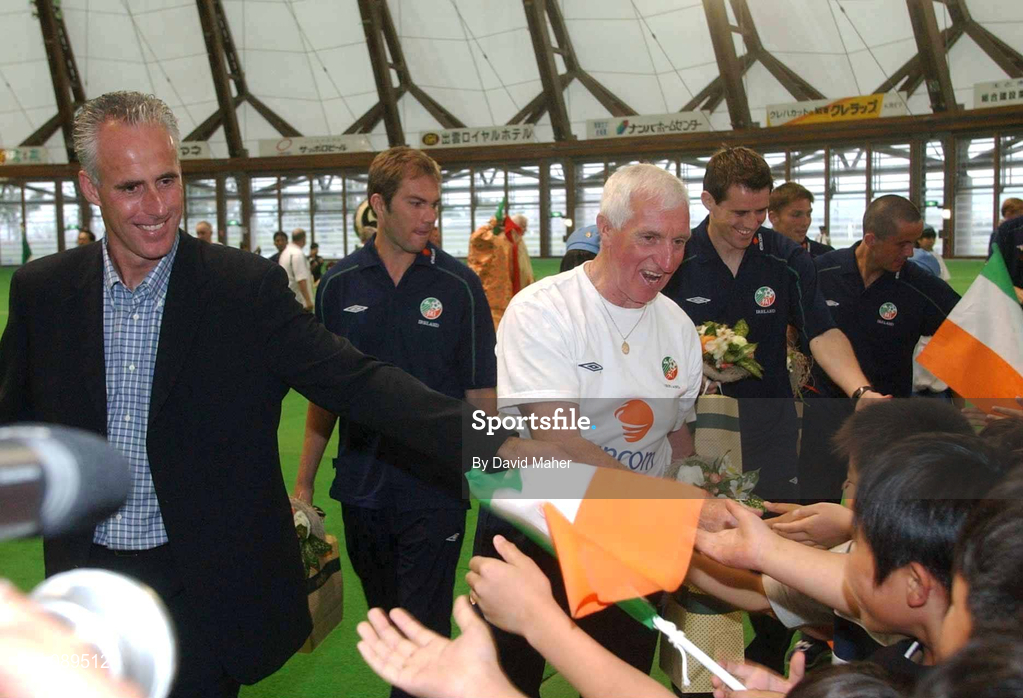 30 May 2002; Republic of Ireland manager Mick McCarthy and his team meet the fans during a farewell ceremony at Izumo Sports Park in Izumo, Japan, ahead of their first FIFA World Cup 2002 Group E match against Cameroon. Photo by David Maher/Sportsfile