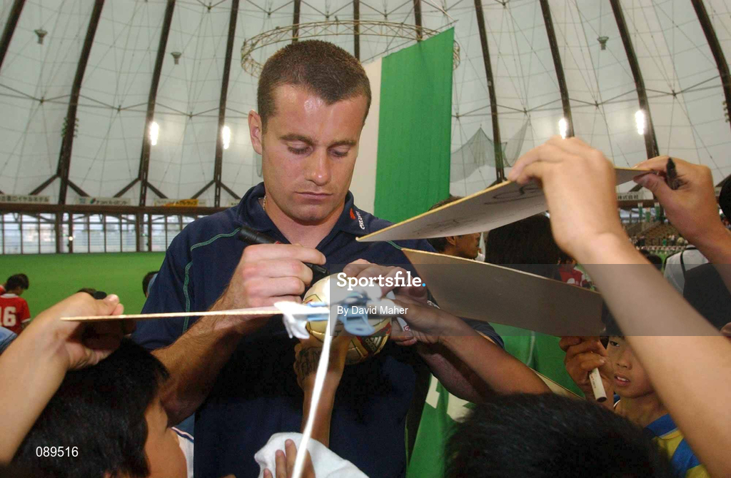 30 May 2002; Republic of Ireland's Shay Given signs autographs during a farewell ceremony at Izumo Sports Park in Izumo, Japan, ahead of their first FIFA World Cup 2002 Group E match against Cameroon. Photo by David Maher/Sportsfile