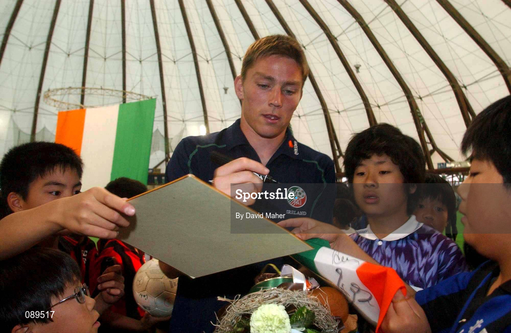 30 May 2002; Republic of Ireland's Matt Holland signs autographs during a farewell ceremony at Izumo Sports Park in Izumo, Japan, ahead of their first FIFA World Cup 2002 Group E match against Cameroon. Photo by David Maher/Sportsfile