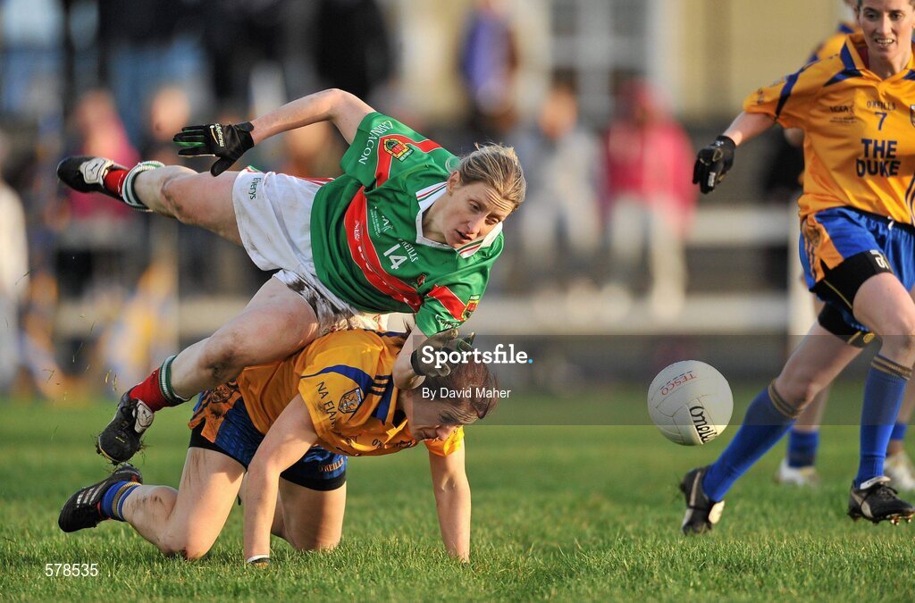 27 November 2011; Cora Staunton, Carnacon, in action against Lorraine O'Sullivan, Na Fianna. Tesco All-Ireland Senior Ladies Football Club Championship Final, Carnacon v Na Fianna, Ballymahon, Co. Longford. Picture credit: David Maher / SPORTSFILE