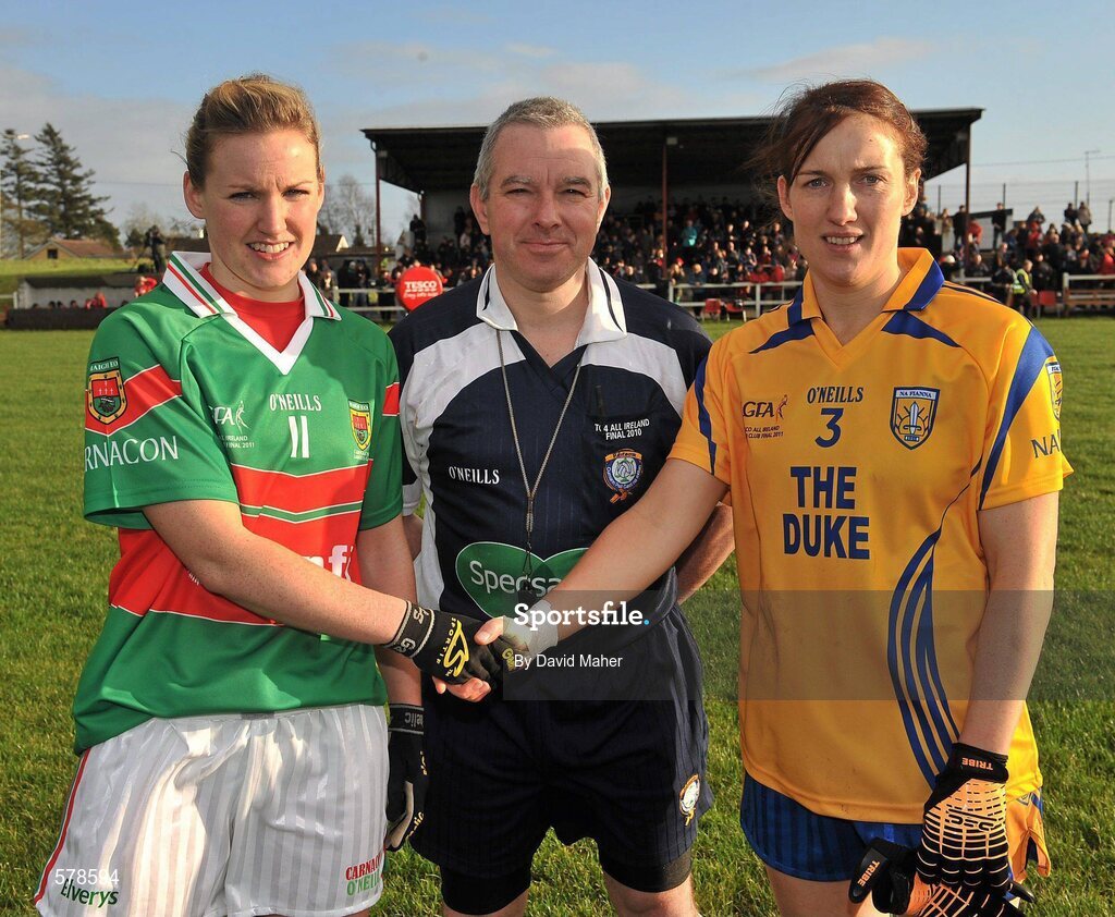 27 November 2011; Referee Michael O'Keeffe, with captians, Fiona McHale, Carnacon, and Lorraine O'Sullivan, right, Na Fianna. Tesco All-Ireland Senior Ladies Football Club Championship Final, Carnacon v Na Fianna, Ballymahon, Co. Longford. Picture credit: David Maher / SPORTSFILE