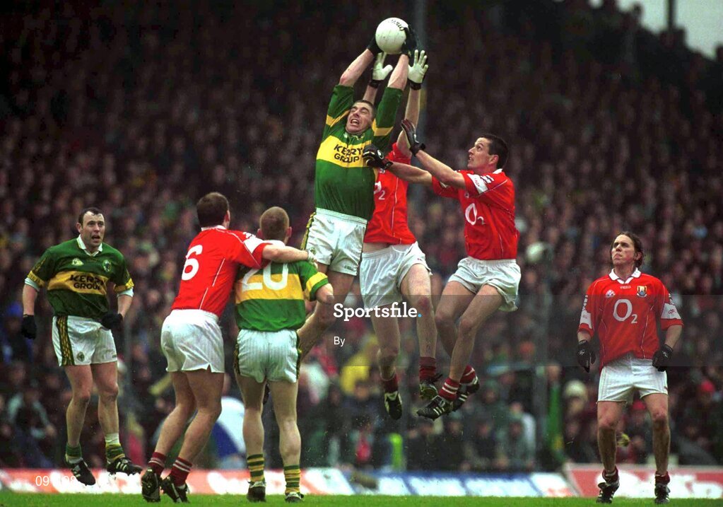 16 June 2002;  Kerry's Darragh O Se fields a high ball from Cork's Nicholas Murphy and Michael O'Sullivan. Bank of Ireland Munster Football Championship Semi-Final, Kerry v Cork, Fitzgerald Stadium, Killarney, Co. Kerry. Picture credit; Brendan Moran / SPORTSFILE