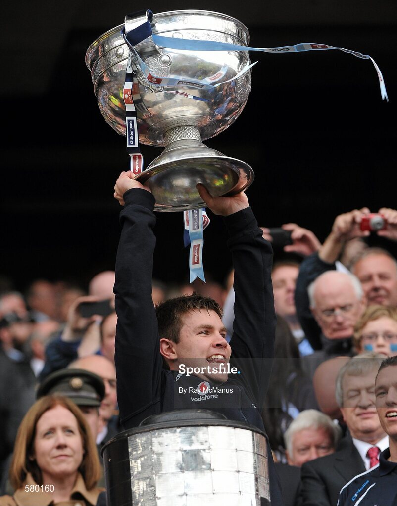 18 September 2011; Darragh Nelson, Dublin, lifts the Sam Maguire. GAA Football All-Ireland Senior Championship Final, Kerry v Dublin, Croke Park, Dublin. Picture credit: Ray McManus / SPORTSFILE