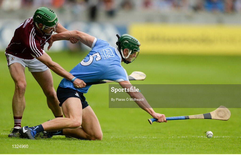 28 May 2017; Chris Crummey of Dublin in action against David Burke of Galway during the Leinster GAA Hurling Senior Championship Quarter-Final match between Galway and Dublin at O'Connor Park, in Tullamore, Co. Offaly.  Photo by Piaras Ó Mídheach/Sportsfile