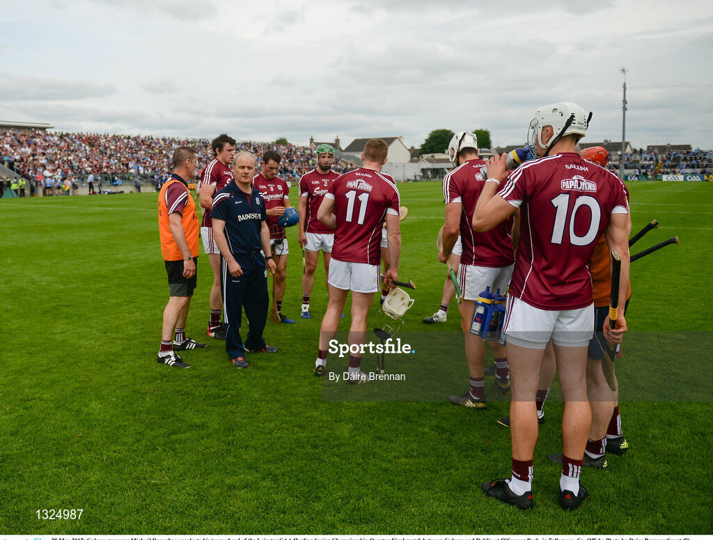28 May 2017; Galway manager Micheál Donoghue speaks to his team ahead of the Leinster GAA Hurling Senior Championship Quarter-Final match between Galway and Dublin at O'Connor Park, in Tullamore, Co. Offaly. Photo by Daire Brennan/Sportsfile