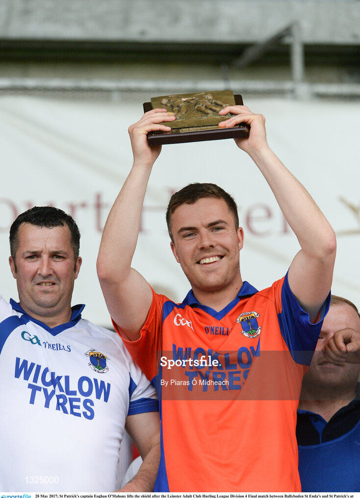 28 May 2017; St Patrick's captain Eoghan O'Mahony lifts the shield after the Leinster Adult Club Hurling League Division 4 Final match between Ballyboden St Enda's and St Patrick's at O'Connor Park in Tullamore, Co Offaly. Photo by Piaras Ó Mídheach/Sportsfile