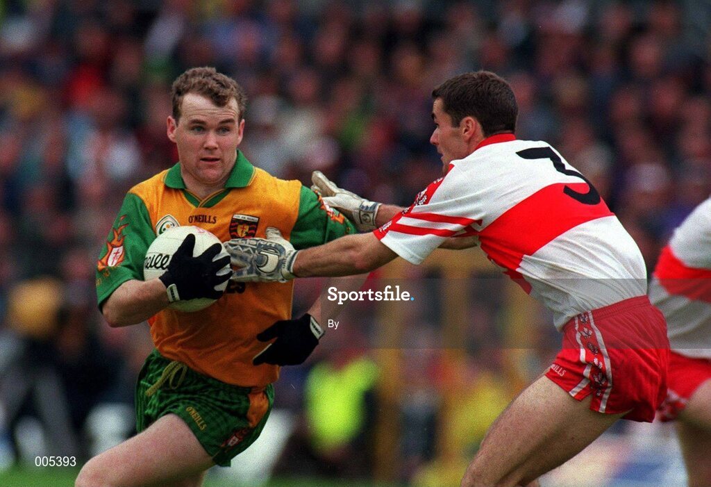 19 July 1998. Tony Boyle Donegal in action against Sean Martin Lockhart Derry. Ulster Football Final, Derry v Donegal, Clones. Picture Credit Matt Browne/SPORTSFILE