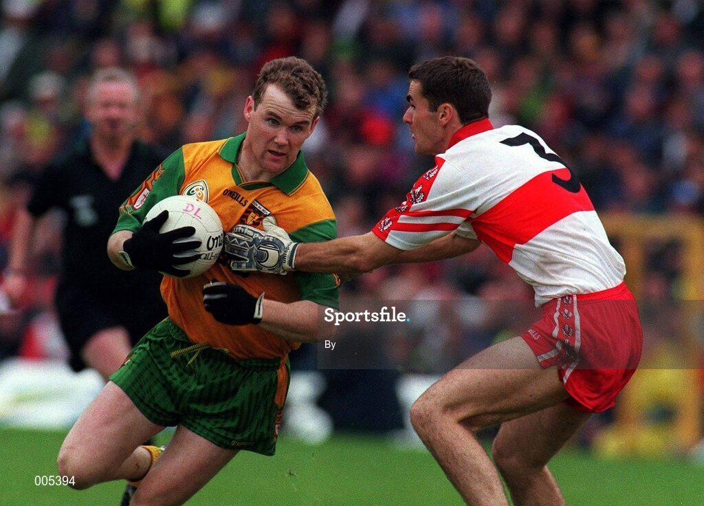 19 July 1998. Tony Boyle Donegal in action against Sean Martin Lockhart Derry. Ulster Football Final, Derry v Donegal, Clones. Picture Credit Matt Browne/SPORTSFILE