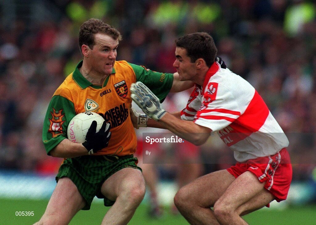 19 July 1998. Tony Boyle Donegal in action against Sean Martin Lockhart Derry. Ulster Football Final, Derry v Donegal, Clones. Picture Credit Matt Browne/SPORTSFILE
