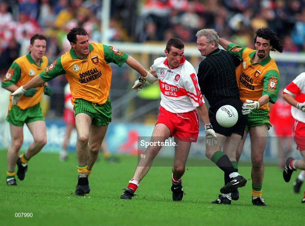 19 July 1998. Derry's Dermot Dougan in a race for possession with Donegal's Noel Hegarty, left, and Jim McGuinness and Referee Jim Curran. Ulster Football Final, Derry v Donegal, Clones. Picture Credit Matt Browne/SPORTSFILE