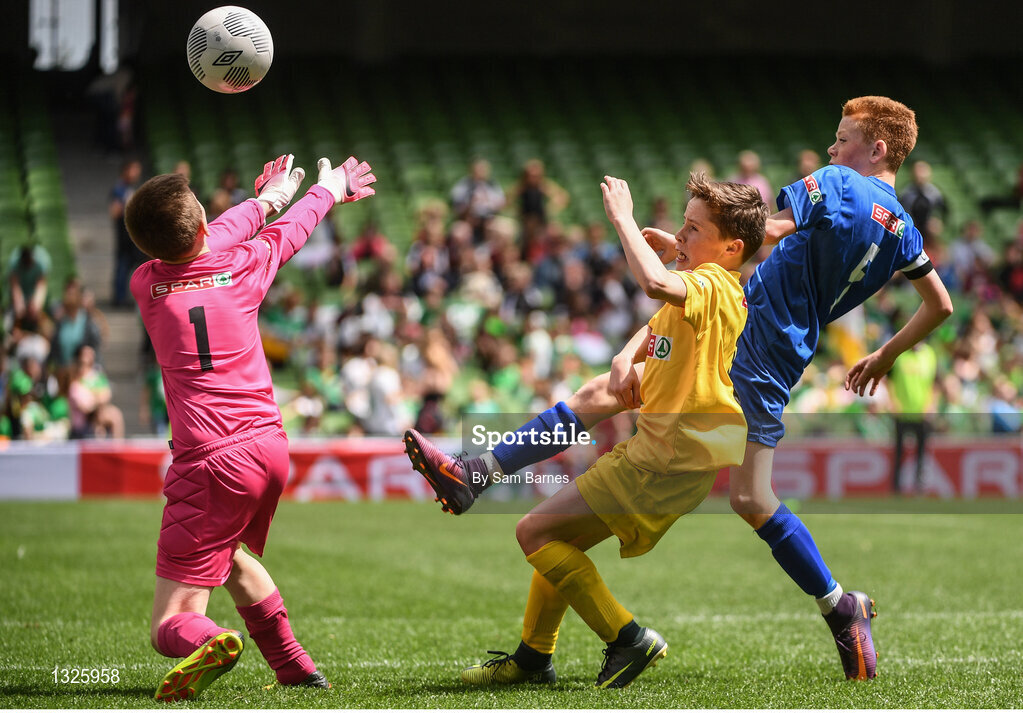 31 May 2017; Killian Smyth of St Patrick's NS, Co Meath, in action against Eóghan Hoey, right, and Corey Doogan of Scoil Bhríde,  Co Monaghan  during the SPAR FAI Primary School 5s National Finals at Aviva Stadium, in Lansdowne Rd, Dublin 4. Photo by Sam Barnes/Sportsfile