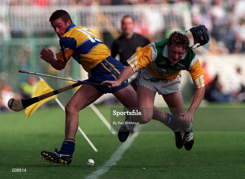 29 August 1998; Brian Whelahan of Offaly loses his helmet as he challenges Alan Markham of Clare during the Guinness All-Ireland Senior Hurling Championship Semi-Final Refixture match between Clare and Offaly at Semple Stadium in Thurles, Tipperary. Photo by Ray McManus/Sportsfile