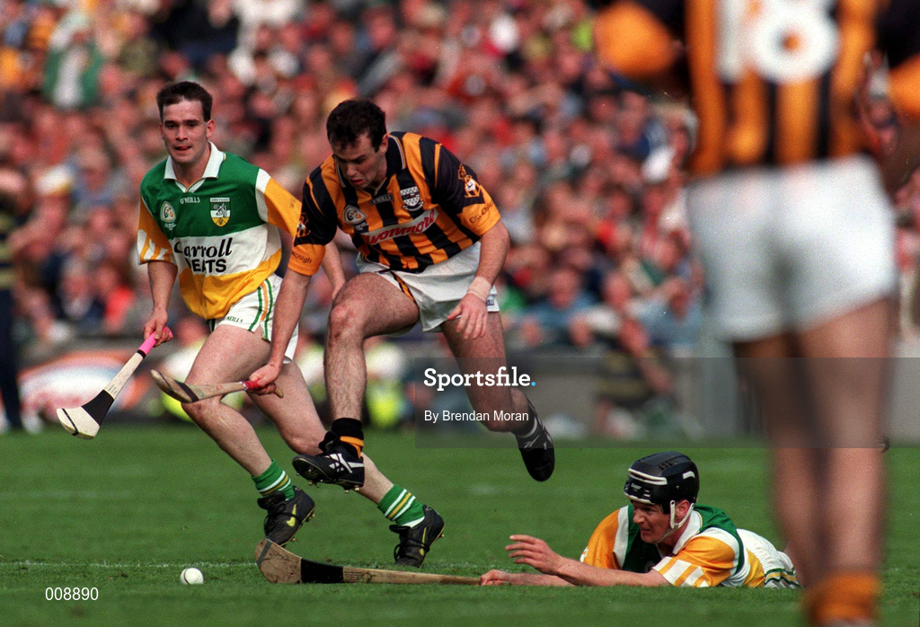13 September 1998; Brian McEvoy of Kilkenny races clear of Hubert Rigney and Johnny Pilkington, left, of Offaly during the Guinness All-Ireland Senior Hurling Championship Final match between Kilkenny and Offaly at Croke Park in Dublin. Photo by Brendan Moran/Sportsfile