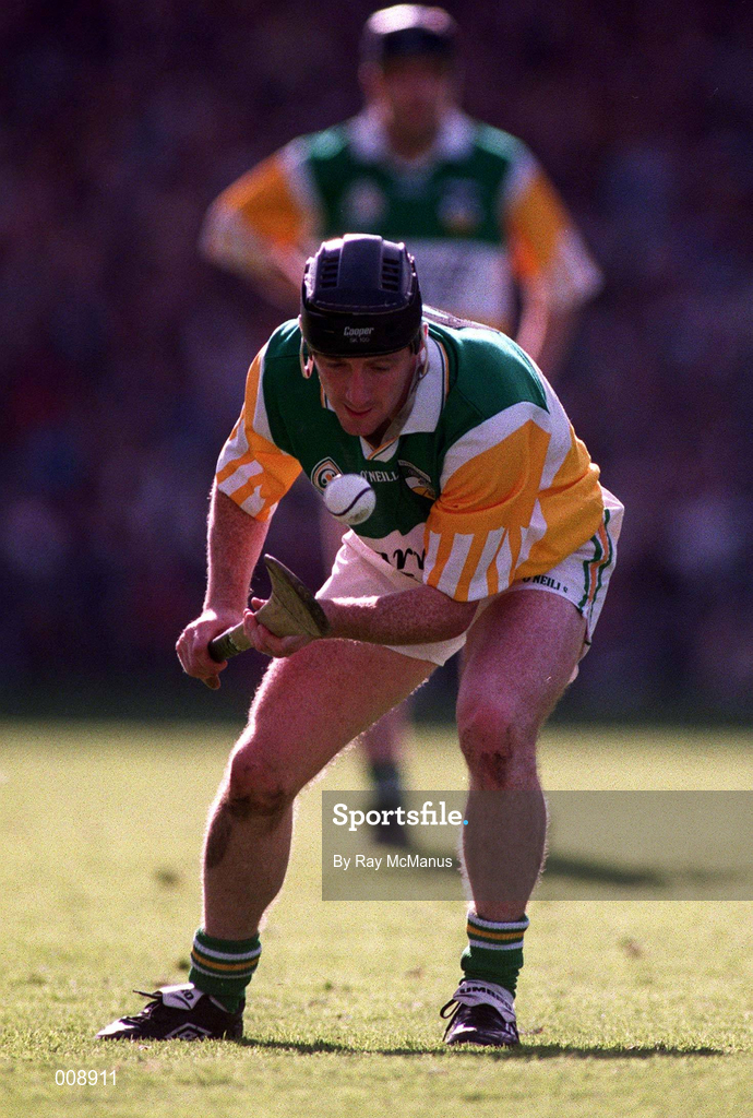 13 September 1998; Brian Whelahan of Offaly takes a free during the Guinness All-Ireland Senior Hurling Championship Final match between Kilkenny and Offaly at Croke Park in Dublin. Photo by Ray McManus/Sportsfile
