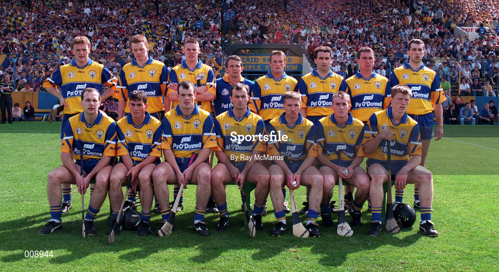 29 August 1998; The Clare team, front row, from left; Brian Lohan, Frank Lohan, John Reddan, David Fitzgerald, Alan Markham, Ger O'Loughlin, Brian Quinn and Seánie McMahon. Front row; Liam Doyle, David Forde, Ollie Baker, Anthony Daly, Jamesie O'Connor, Fergus Tuohy and Niall Gilligan before the Guinness All-Ireland Senior Hurling Championship Semi-Final Refixture match between Clare and Offaly at Semple Stadium in Thurles, Tipperary. Photo by Ray McManus/Sportsfile