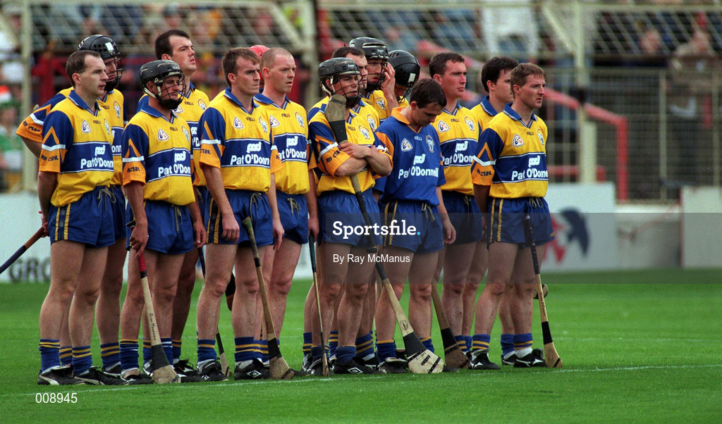 22 August 1998; The Clare team stand for Amhrán na bhFiann before the Guinness All-Ireland Hurling All-Ireland Senior Championship Semi-Final Replay match between Clare and Offaly at Croke Park in Dublin. Photo by Ray McManus/Sportsfile