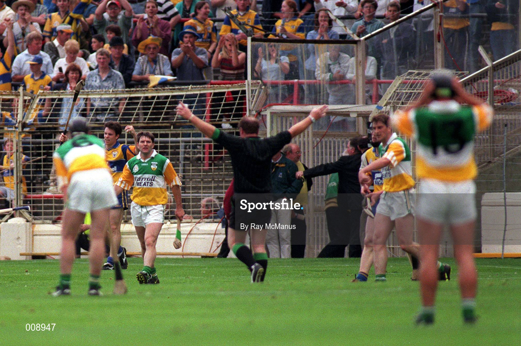 22 August 1998; Referee Jimmy Cooney blows the final whistle early at Guinness All-Ireland Hurling All-Ireland Senior Championship Semi-Final Replay match between Clare and Offaly at Croke Park in Dublin. Photo by Ray McManus/Sportsfile