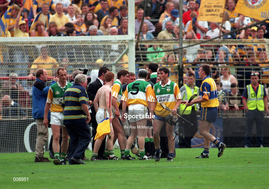 22 August 1998; Offaly players argue with referee Jimmy Cooney after he blew the full-time whistle early at Guinness All-Ireland Hurling All-Ireland Senior Championship Semi-Final Replay match between Clare and Offaly at Croke Park in Dublin. Photo by Ray McManus/Sportsfile