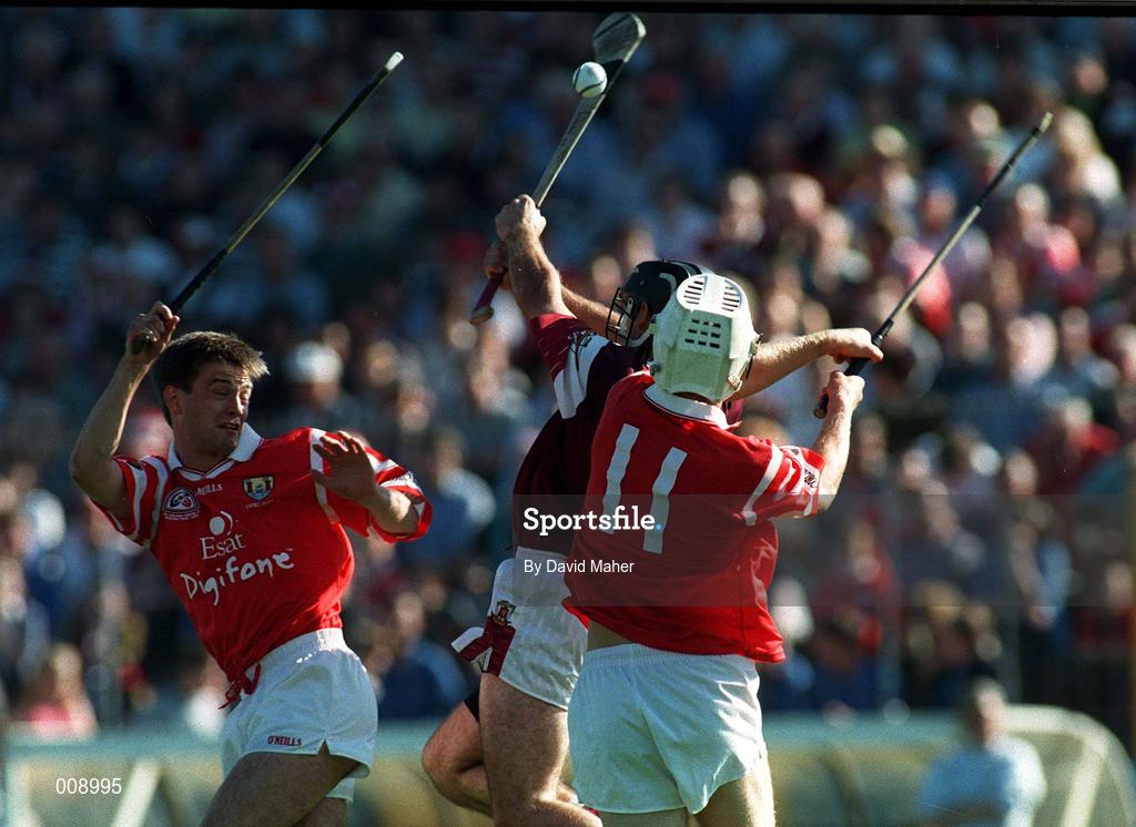 20 September 1998; Luke Mannix, left, and Timmy McCarthy of Cork in action against Michael Healy of Galway during the All-Ireland U21 Hurling Championship Final match between Cork and Galway at Semple Stadium in Thurles, Tipperary. Photo by David Maher/Sportsfile