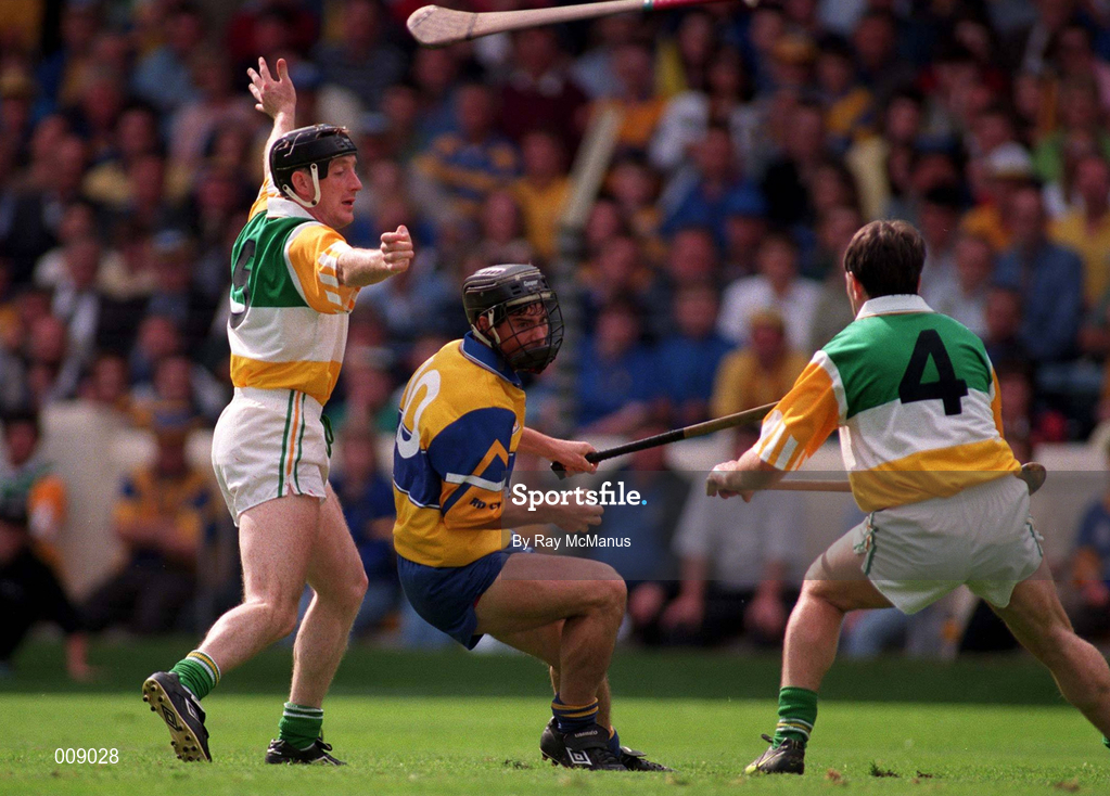 22 August 1998; David Forde of Clare in action against Brian Whelahan, left, and Martin Hanamy of Offaly during the Guinness All-Ireland Hurling All-Ireland Senior Championship Semi-Final Replay match between Clare and Offaly at Croke Park in Dublin. Photo by David Maher/Sportsfile