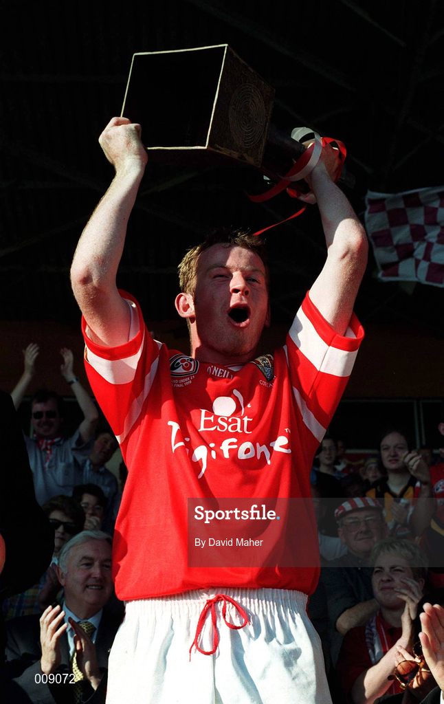 20 September 1998; Cork captain Donal Murphy lifts the Cross of Cashel trophy after the All-Ireland U21 Hurling Championship Final match between Cork and Galway at Semple Stadium in Thurles, Tipperary. Photo by David Maher/Sportsfile