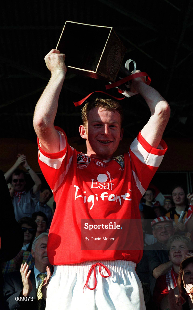 20 September1998; Cork captain Donal Murphy lifts the Cross of Cashel trophy after the All-Ireland U21 Hurling Championship Final match between Cork and Galway at Semple Stadium in Thurles, Tipperary. Photo by David Maher/Sportsfile
