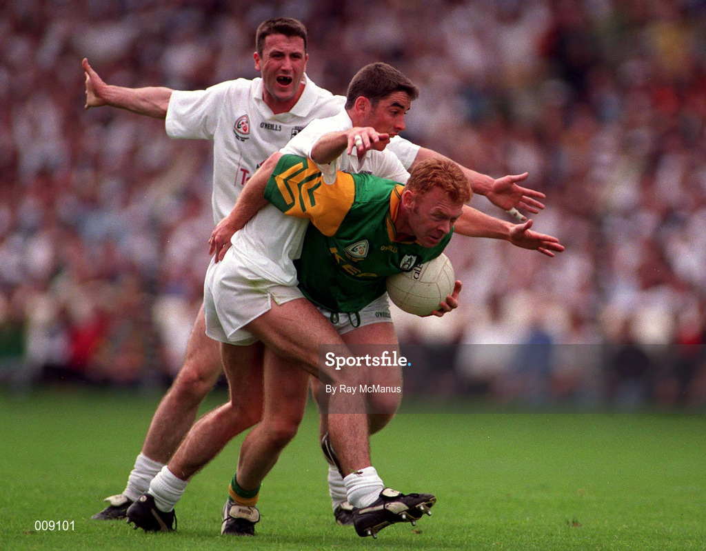 2 August 1998; Enda McManus of Meath in action against Anthony Rainbow and Niall Buckley, behind, of Kildare during the Bank of Ireland Leinster Senior Football Championship Final match between Kildare and Meath at Croke Park in Dublin. Photo by Ray McManus/Sportsfile