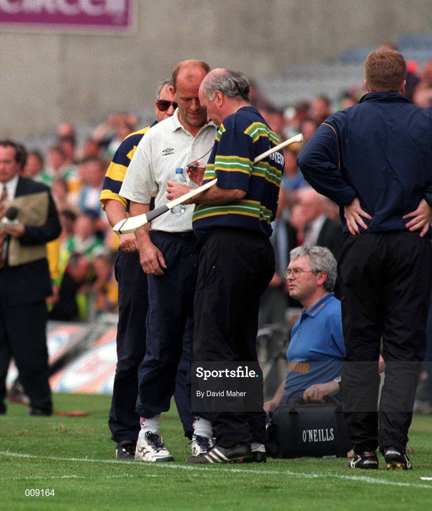 22 August 1998; Offaly manager Michael Bond shows Clare manager Ger Loughnane his stop watch at the end of the game after the full-time whistle was blown early referee Jimmy Cooney at Guinness All-Ireland Hurling All-Ireland Senior Championship Semi-Final Replay match between Clare and Offaly at Croke Park in Dublin. Photo by David Maher/Sportsfile