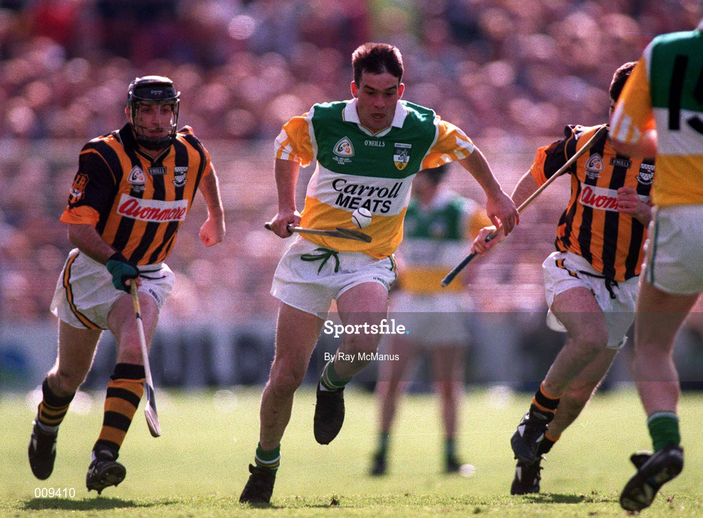 13 September 1998; Johnny Pilkington of Offaly races clear of DJ Carey of Kilkenny during the Guinness All-Ireland Senior Hurling Championship Final match between Kilkenny and Offaly at Croke Park in Dublin. Photo by Ray McManus/Sportsfile