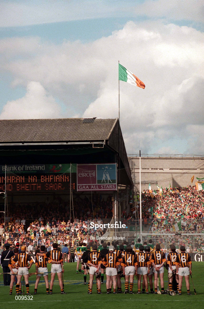 13 September 1998; The Kilkenny senior team stand for Amhrán na bhFiann before the Guinness All-Ireland Senior Hurling Championship Final match between Kilkenny and Offaly at Croke Park in Dublin. Photo by Ray McManus/Sportsfile