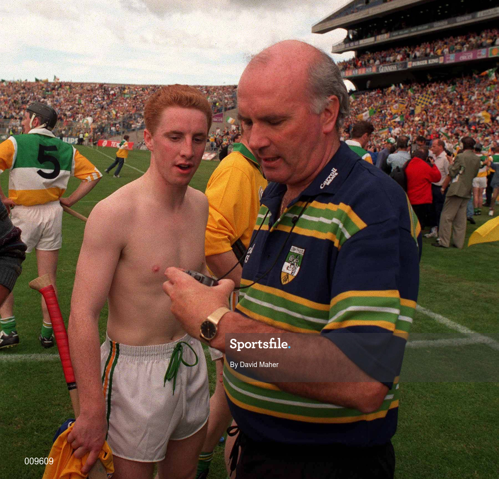 22 August 1998; Offaly manager Michael Bond looks at his watch alongside Offaly player Simon Whelahan after the full-time whistle was blown early referee Jimmy Cooney at Guinness All-Ireland Hurling All-Ireland Senior Championship Semi-Final Replay match between Clare and Offaly at Croke Park in Dublin. Photo by David Maher/Sportsfile