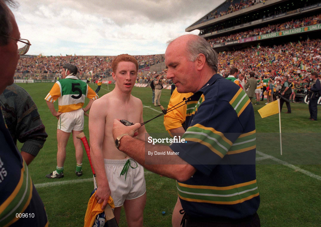 22 August 1998; Offaly manager Michael Bond looks at his watch alongside Offaly player Simon Whelahan after the full-time whistle was blown early referee Jimmy Cooney at Guinness All-Ireland Hurling All-Ireland Senior Championship Semi-Final Replay match between Clare and Offaly at Croke Park in Dublin. Photo by David Maher/Sportsfile