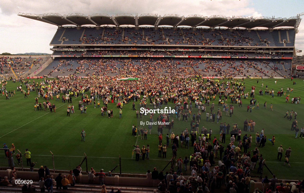 22 August 1998; Offaly supporters protest on the pitch after the full-time whistle was blown early referee Jimmy Cooney at Guinness All-Ireland Hurling All-Ireland Senior Championship Semi-Final Replay match between Clare and Offaly at Croke Park in Dublin. Photo by David Maher/Sportsfile