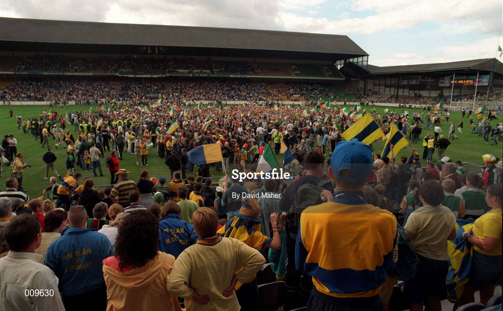 22 August 1998; Clare Fans look on as Offaly supporters protest after the referee ended the match 3 mins early  , Clare v Offaly Replay, Croke Park. Photo by David Maher/Sportsfile